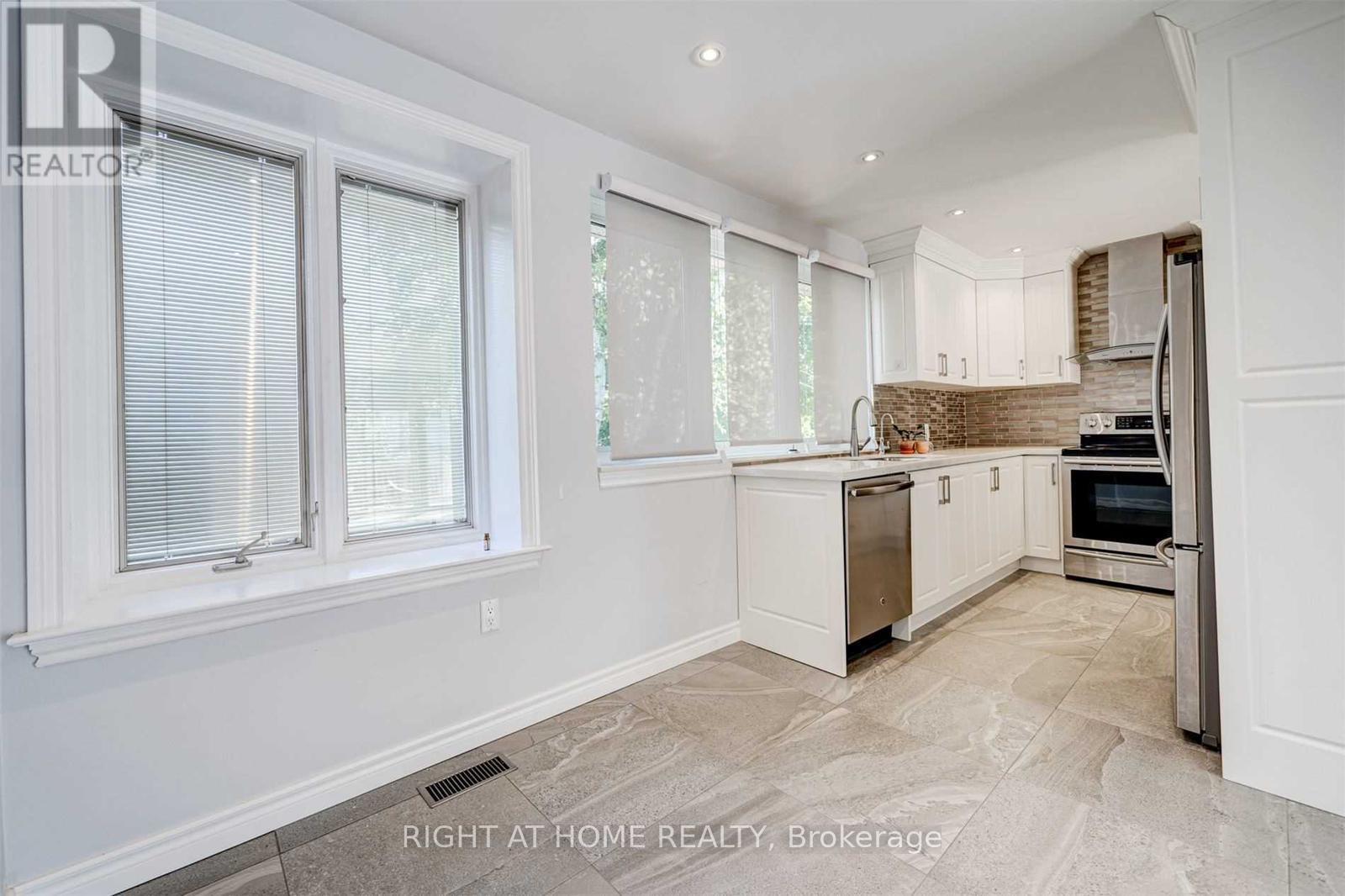 378 Taylor Mills Drive S, Richmond Hill (Crosby), Ontario  L4C 2T1 - Photo 3 - N12896010