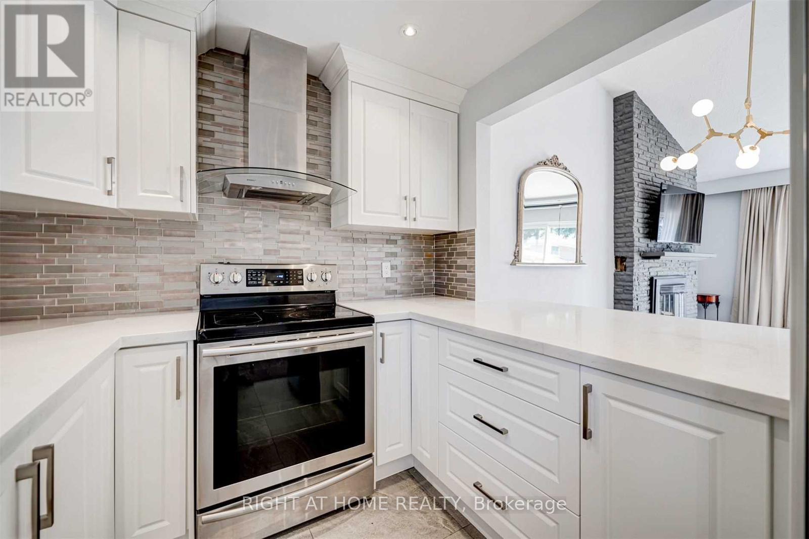 378 Taylor Mills Drive S, Richmond Hill (Crosby), Ontario  L4C 2T1 - Photo 7 - N12896010