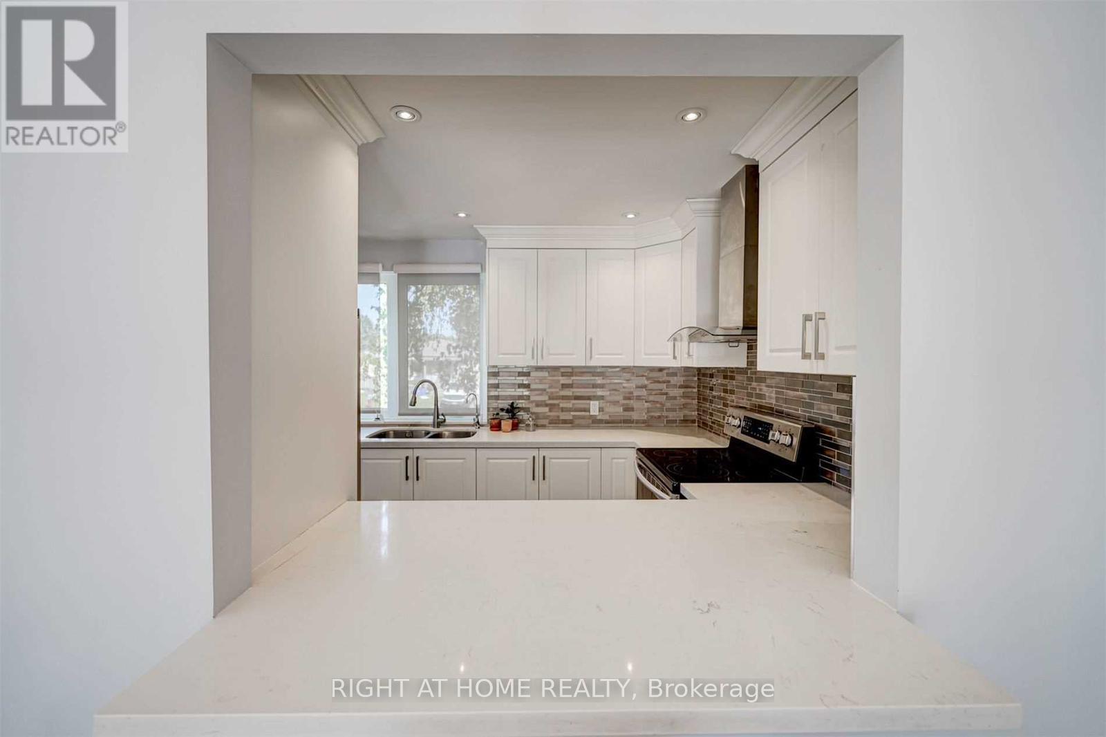 378 Taylor Mills Drive S, Richmond Hill (Crosby), Ontario  L4C 2T1 - Photo 8 - N12896010