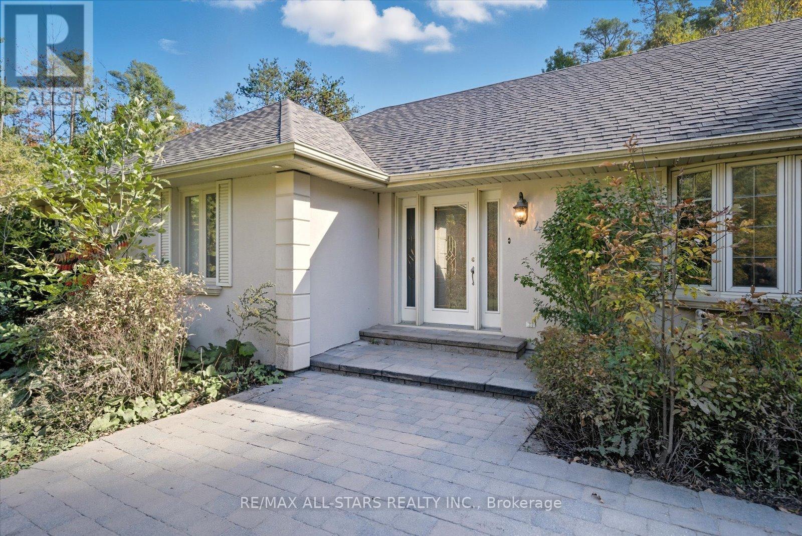 40 Algonquin Forest Drive, East Gwillimbury, Ontario  L9N 0C6 - Photo 4 - N12895858