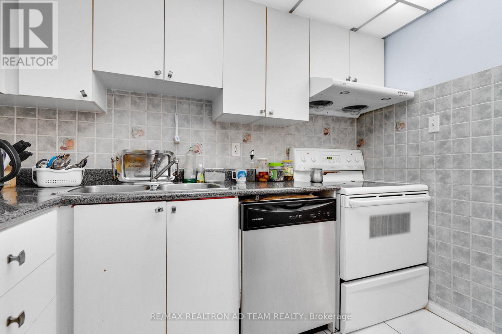 110 - 115 Hillcrest Avenue, Mississauga, Ontario  L5B 3Y9 - Photo 18 - W12895986