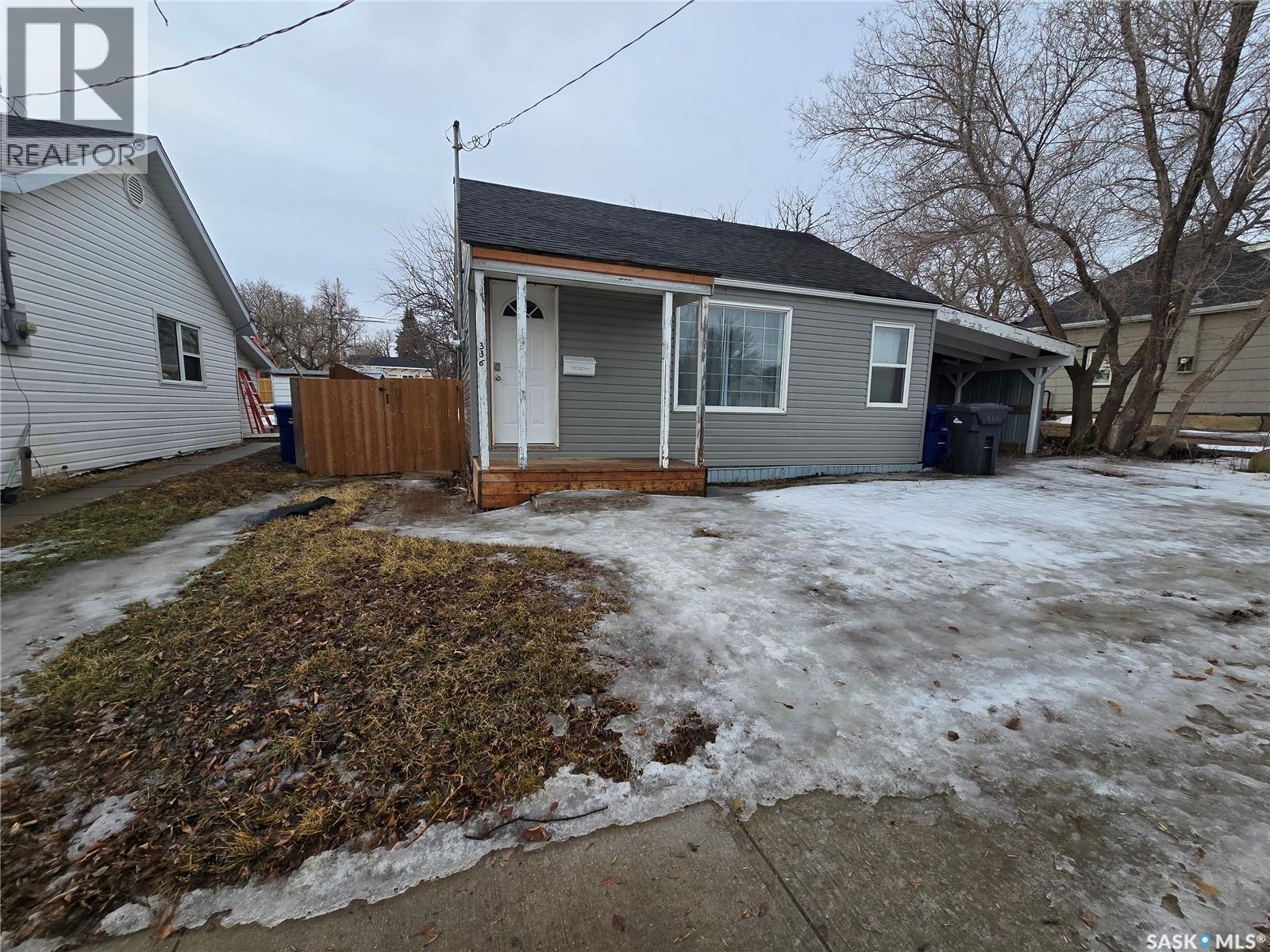 336 2nd Avenue Se, Weyburn, Saskatchewan  S4H 1X1 - Photo 2 - SK030735