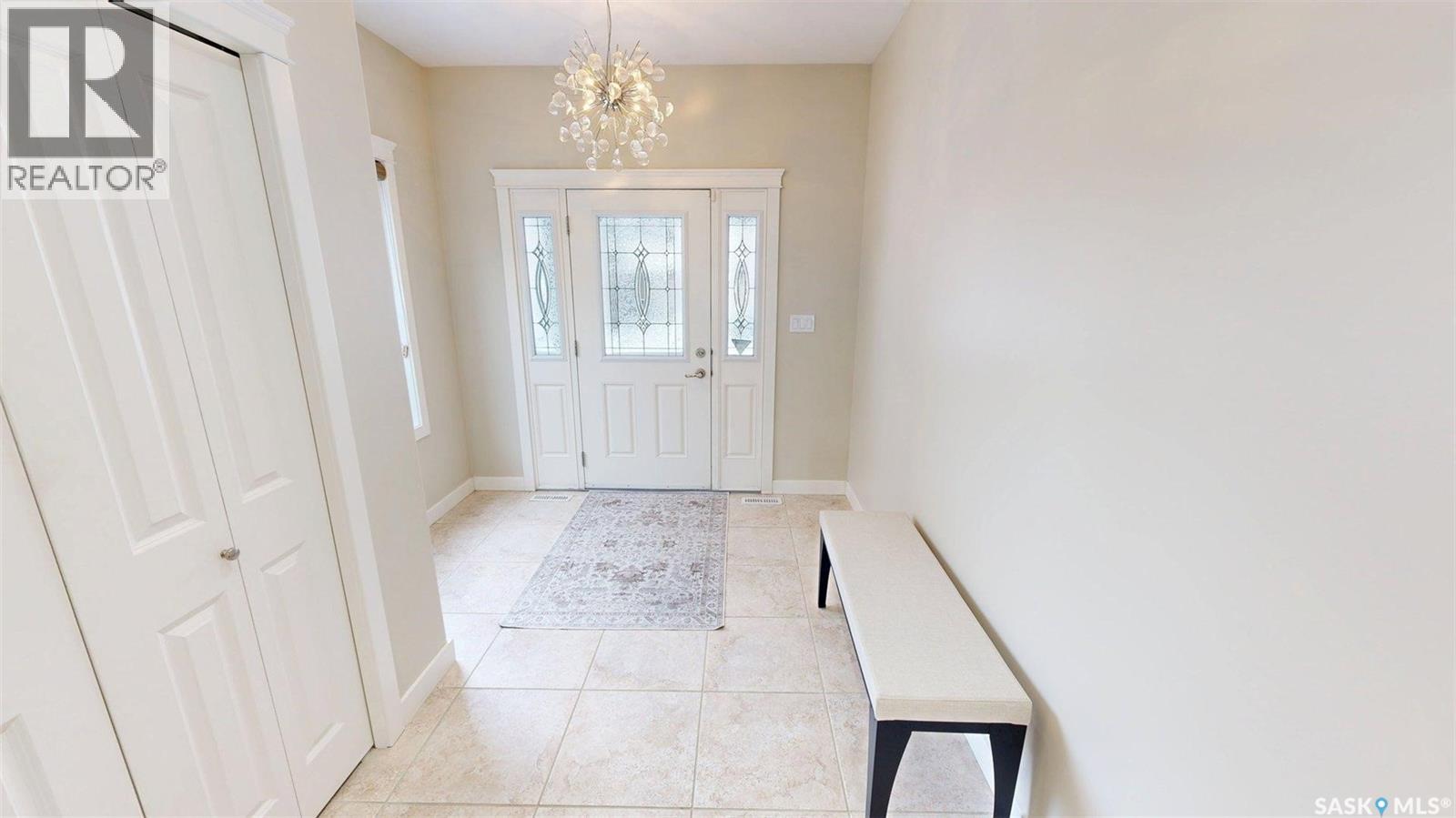 221 Brookview Drive, Regina, Saskatchewan  S4Y 0B2 - Photo 2 - SK030556