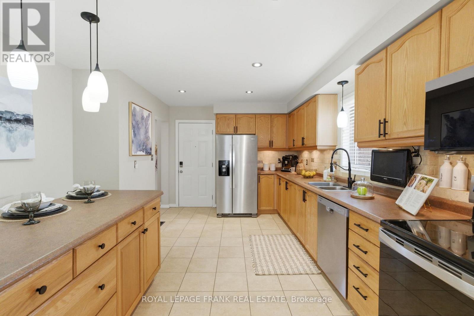 15 Maxwell Court, Clarington, Ontario  L1C 4X6 - Photo 7 - E12896094