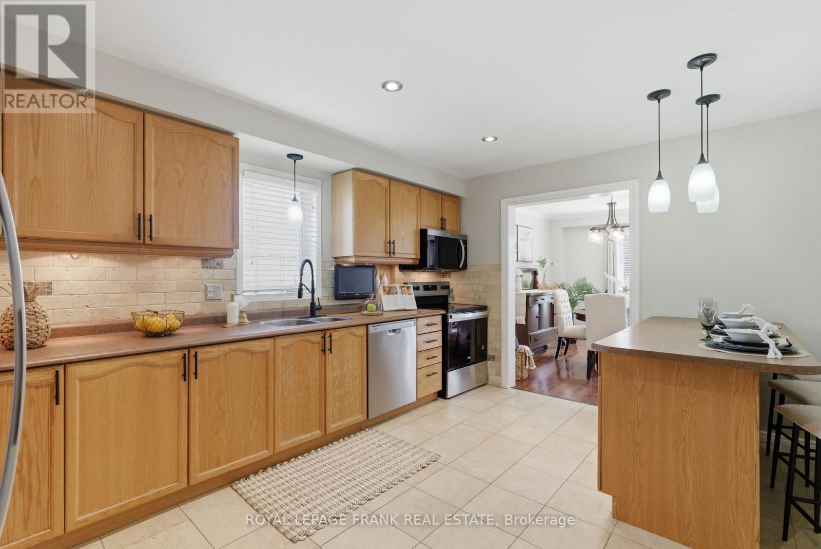 15 Maxwell Court, Clarington, Ontario  L1C 4X6 - Photo 9 - E12896094