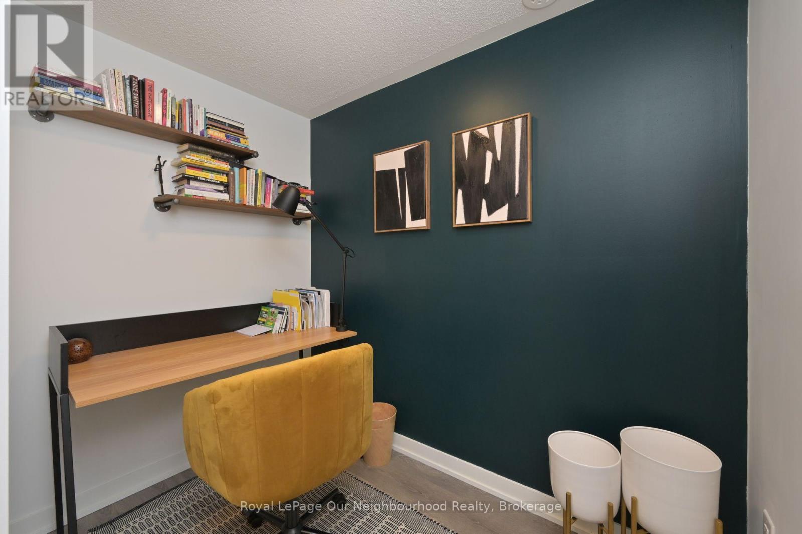 601 - 160 Canon Jackson Drive, Toronto, Ontario  M6M 0B6 - Photo 5 - W12896102