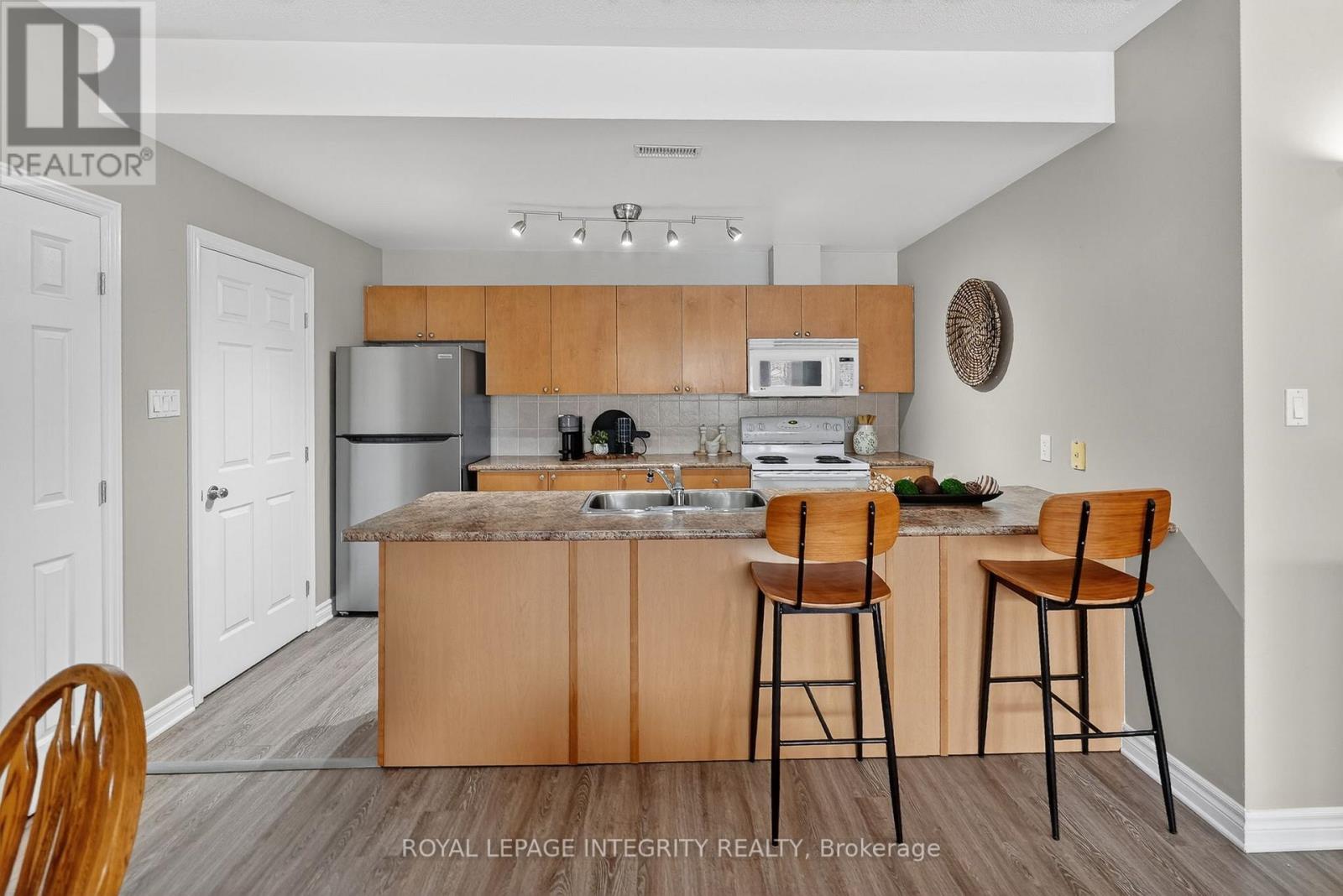 E - 156 Waterbridge Drive, Ottawa, Ontario  K2G 7C6 - Photo 8 - X12896234