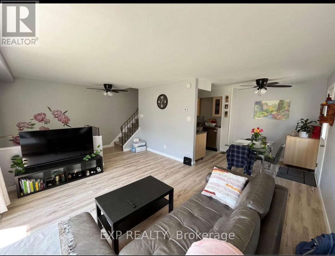 135 - 20 A Sonnet Crescent Crescent, Ottawa, Ontario  K2H 8W7 - Photo 2 - X12896244