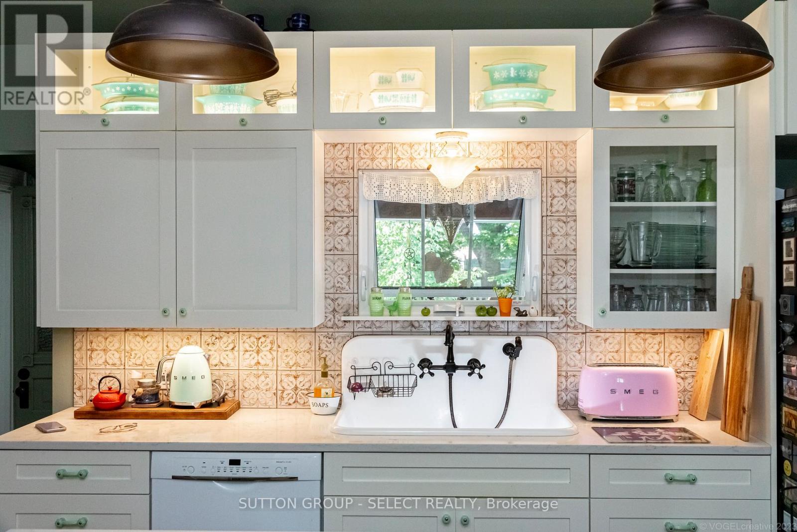 Photo 15 of 50 for 365 William Street