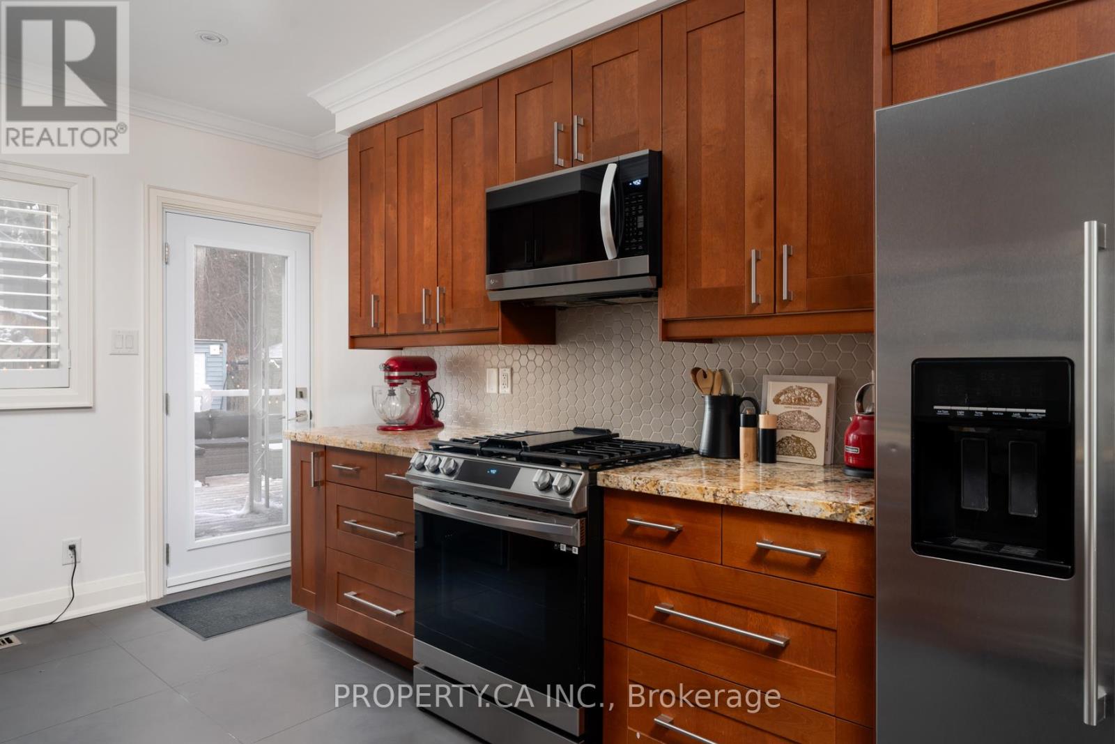 283 Lansdowne Avenue, Toronto, Ontario  M6K 2W2 - Photo 10 - C12896188