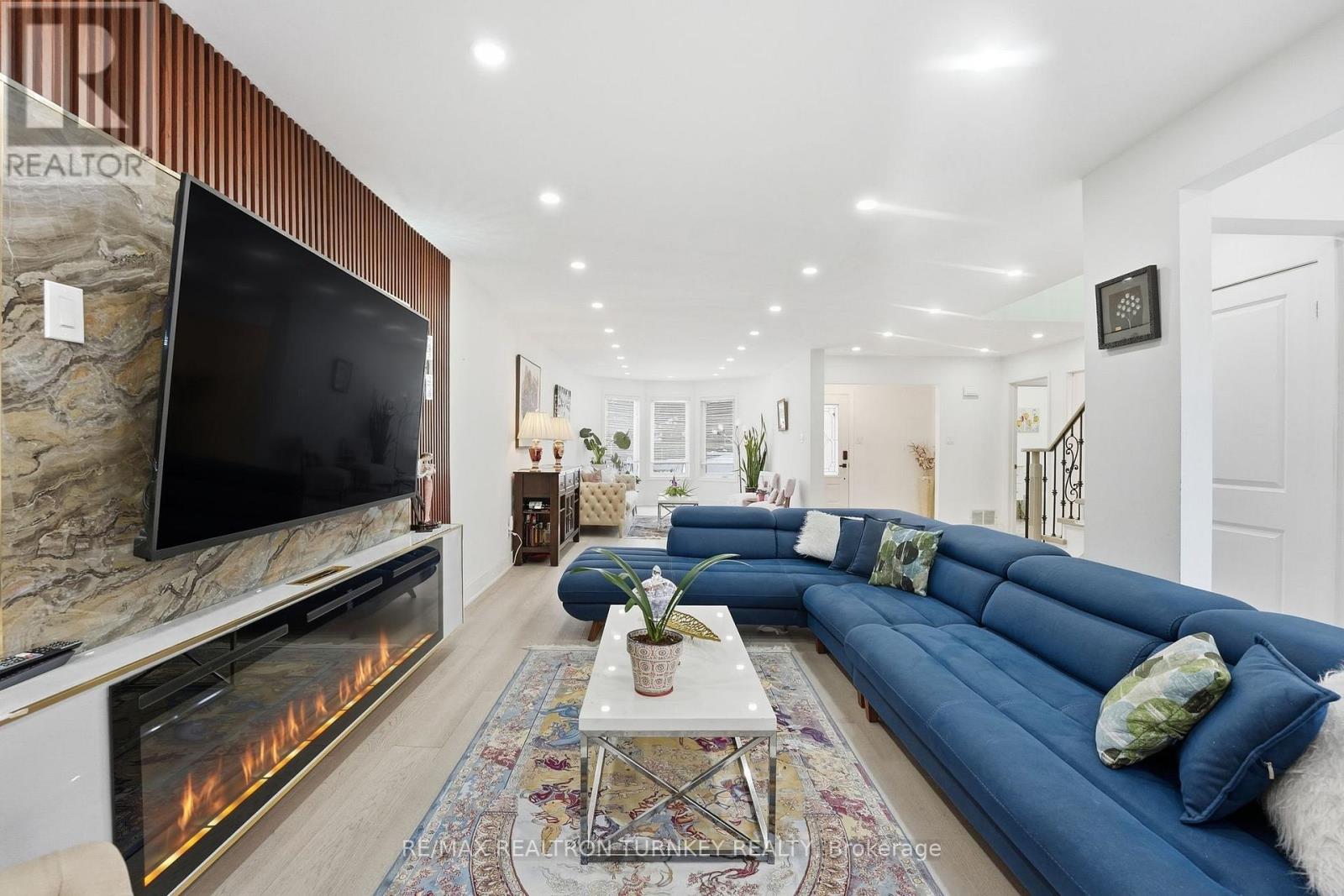 341 BUCKINGHAM ROAD, Newmarket, Ontario