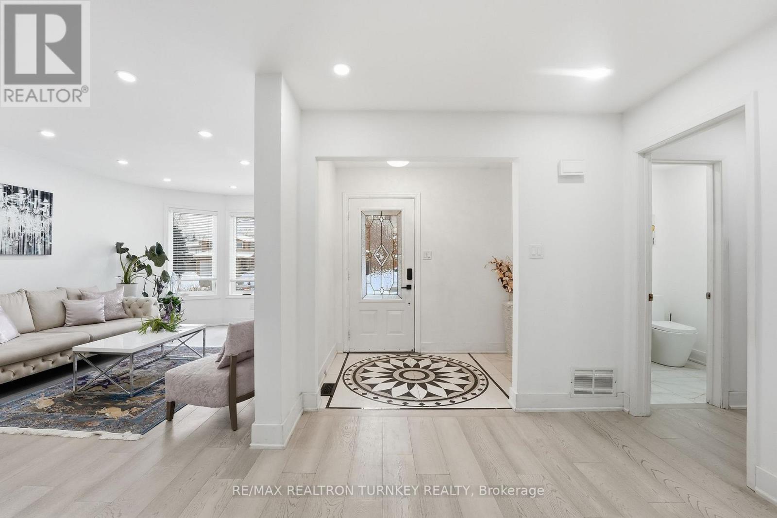 341 Buckingham Road, Newmarket, Ontario  L3Y 6K6 - Photo 5 - N12767214