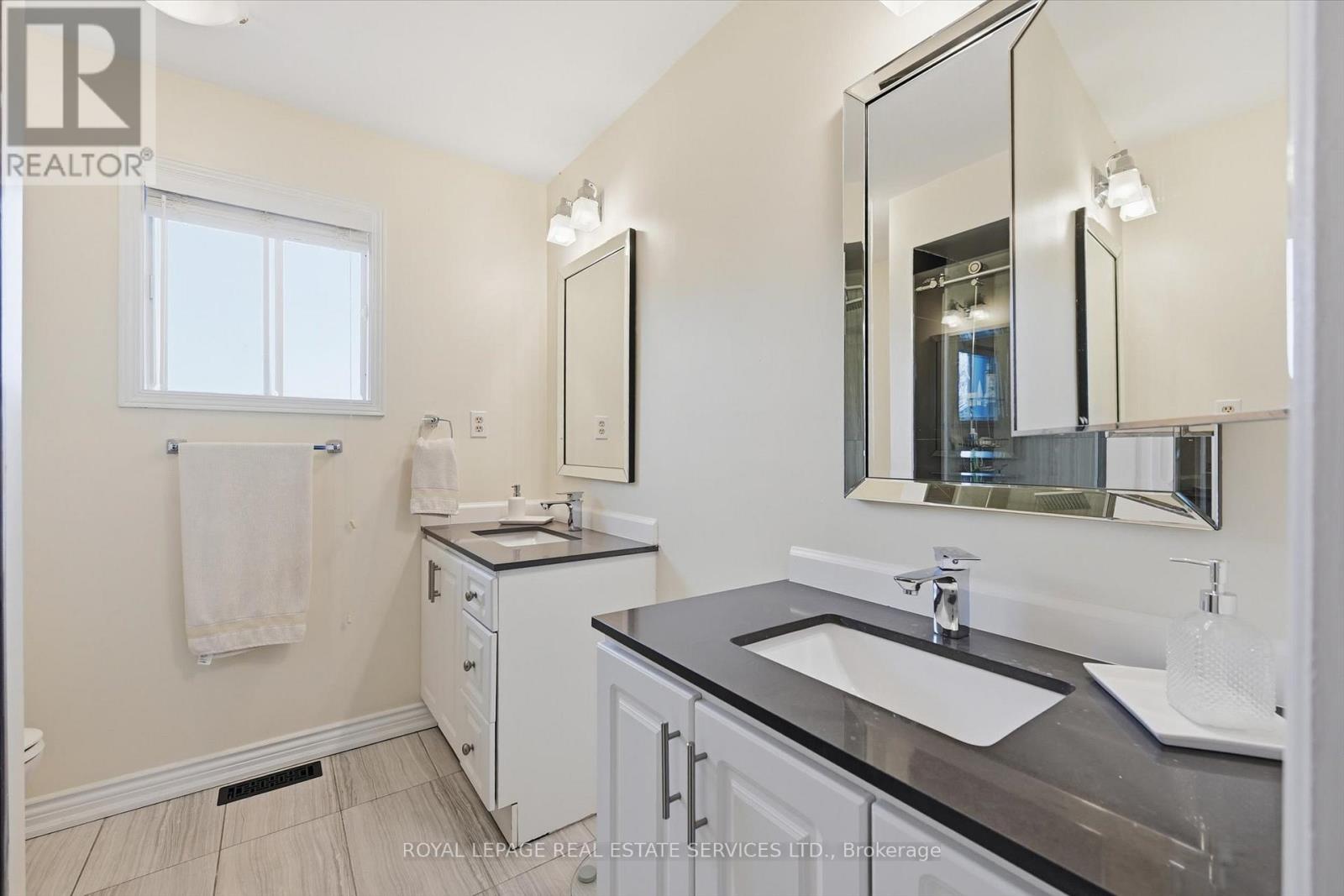 1224 Tilcroft Gate, Oakville (Ga Glen Abbey), Ontario  L6M 2H8 - Photo 27 - W12896030