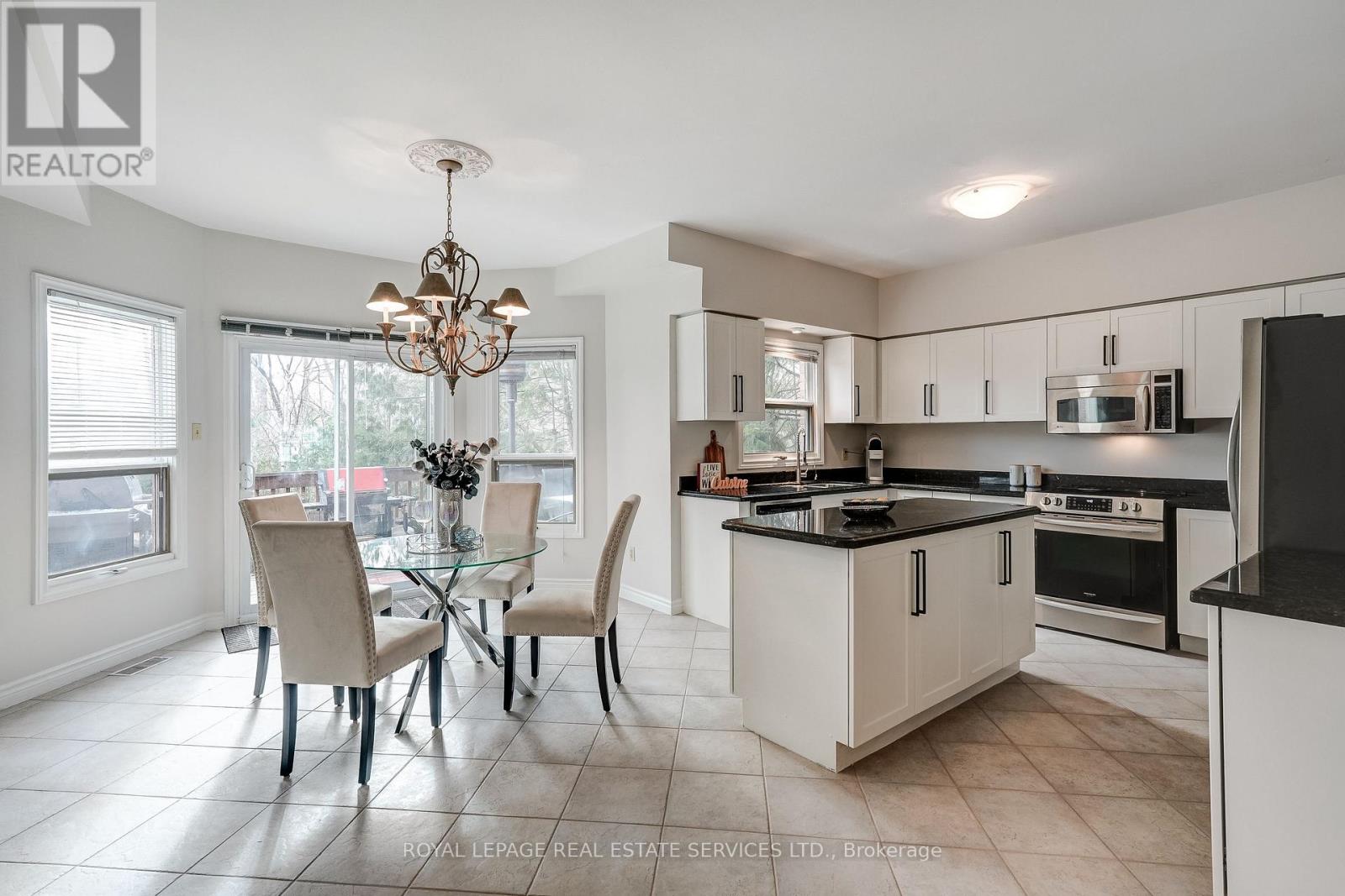 9 Morrison Creek Crescent, Oakville, Ontario  L6H 4C2 - Photo 10 - W12896146