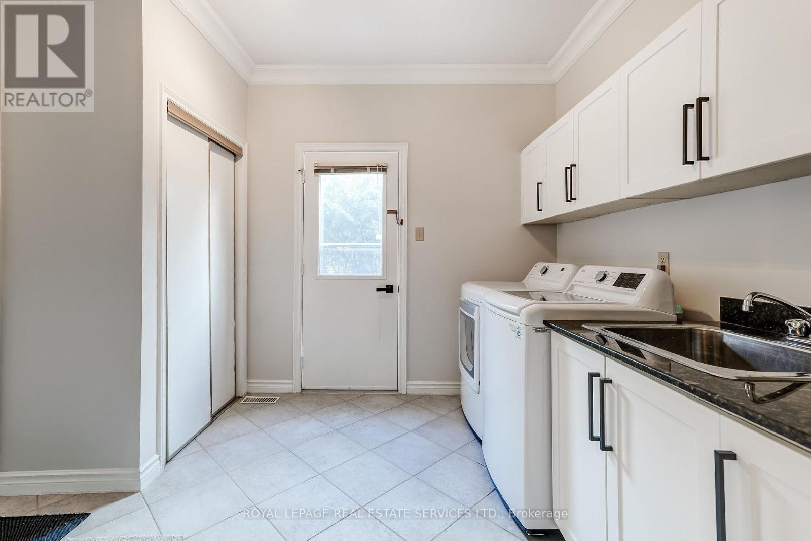 9 Morrison Creek Crescent, Oakville, Ontario  L6H 4C2 - Photo 19 - W12896146