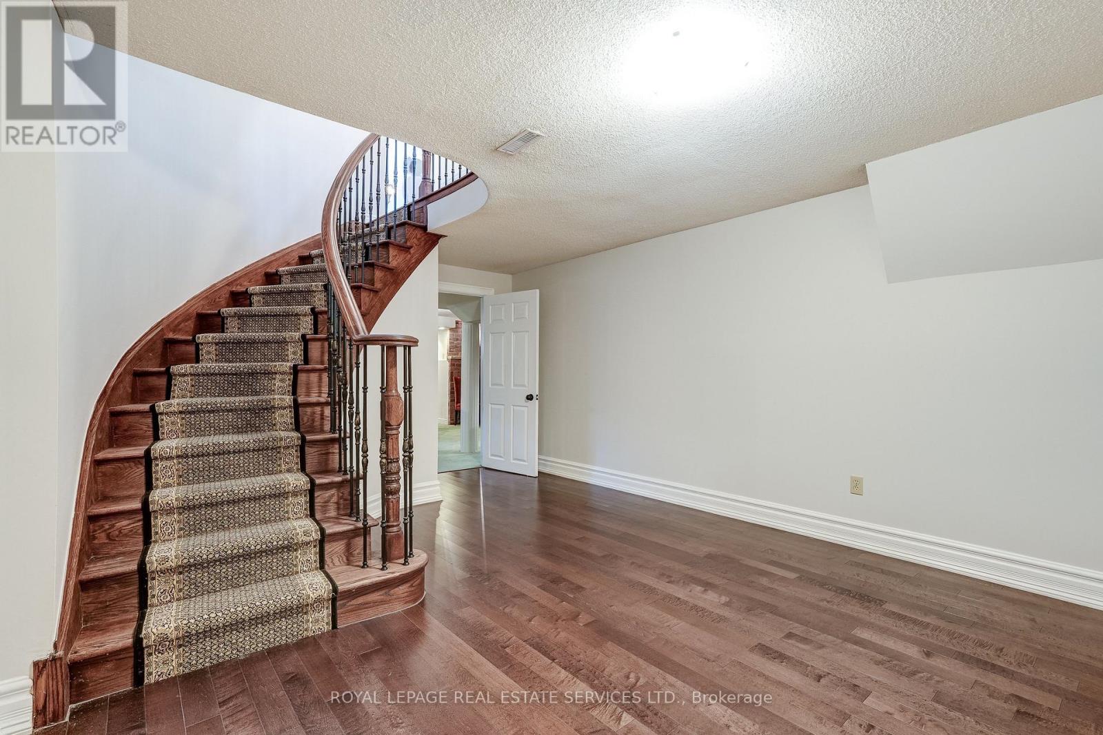 9 Morrison Creek Crescent, Oakville, Ontario  L6H 4C2 - Photo 35 - W12896146