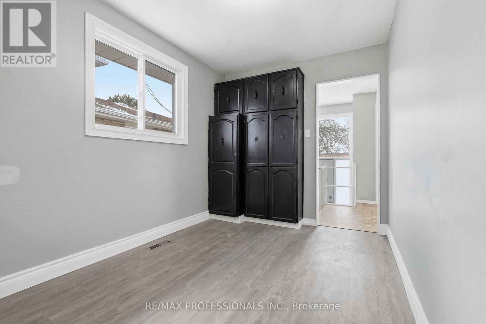 3335 Delfi Road, Mississauga, Ontario  L5L 1S1 - Photo 9 - W12896224