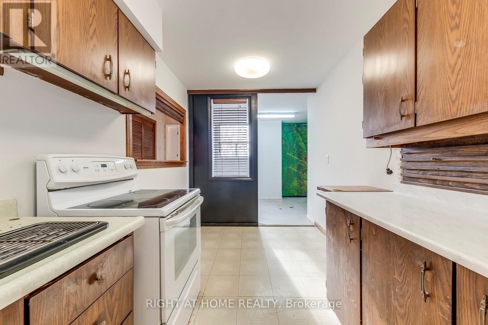 413 - 390 Dixon Road, Toronto (Kingsview Village-The Westway), Ontario  M9R 1T4 - Photo 20 - W12629310