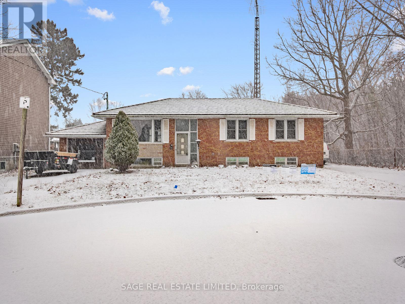 836 Tenth Street, Mississauga, Ontario  L5E 1S6 - Photo 2 - W12881762