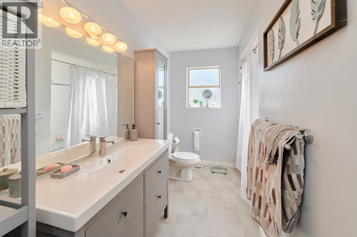 4086/ 4088 Lister Court, Burnaby, British Columbia V5G 2C2 - Photo 15 - R3097747