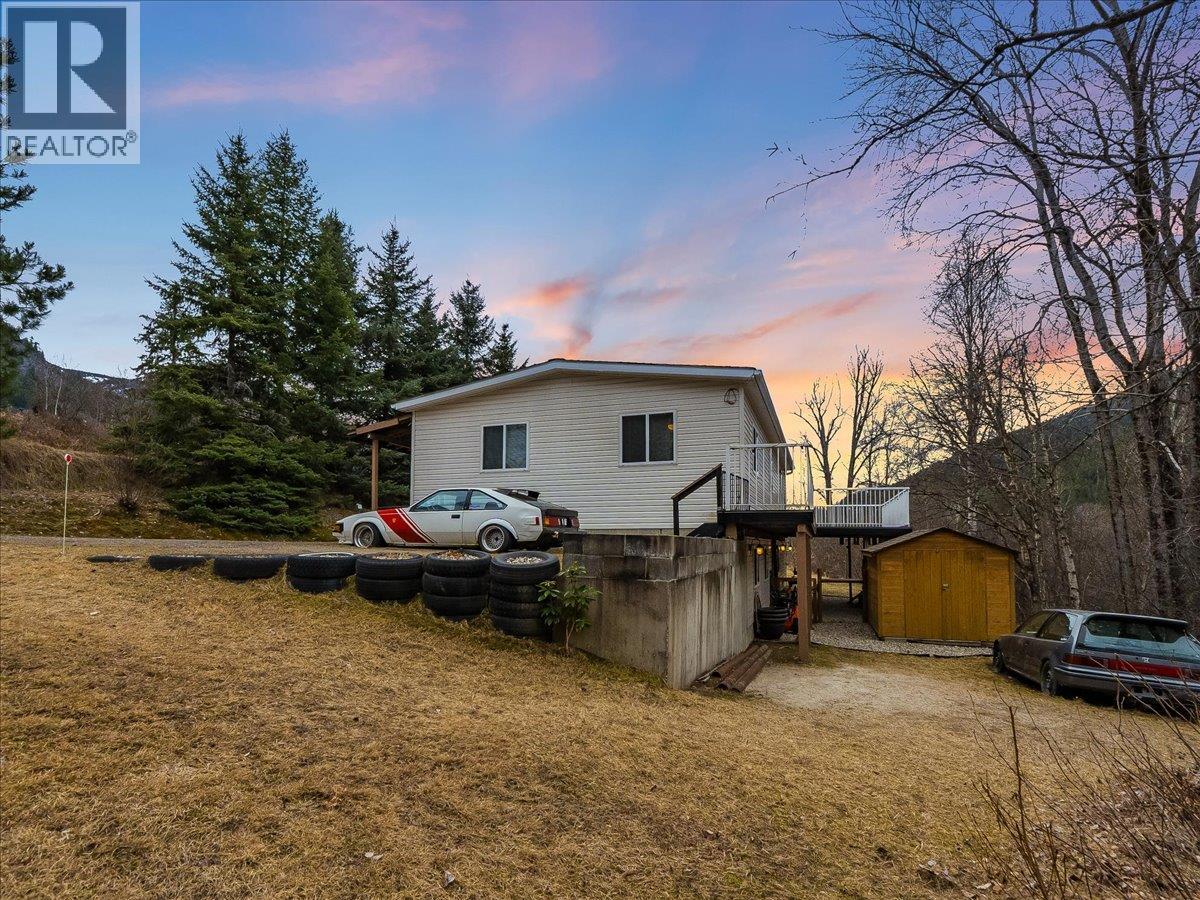 1956 Soukoroff Road, Pass Creek, British Columbia  V1N 4S9 - Photo 4 - 10379134