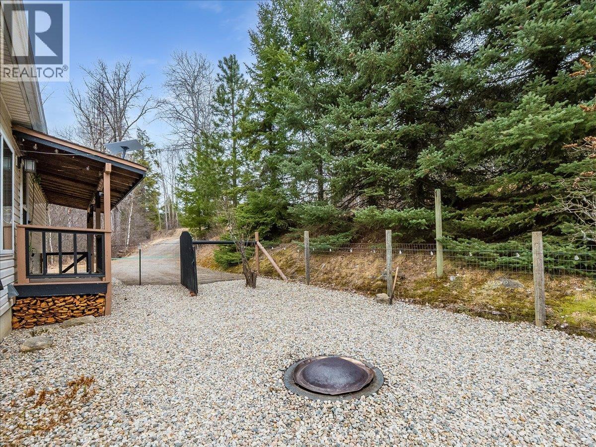 1956 Soukoroff Road, Pass Creek, British Columbia  V1N 4S9 - Photo 9 - 10379134