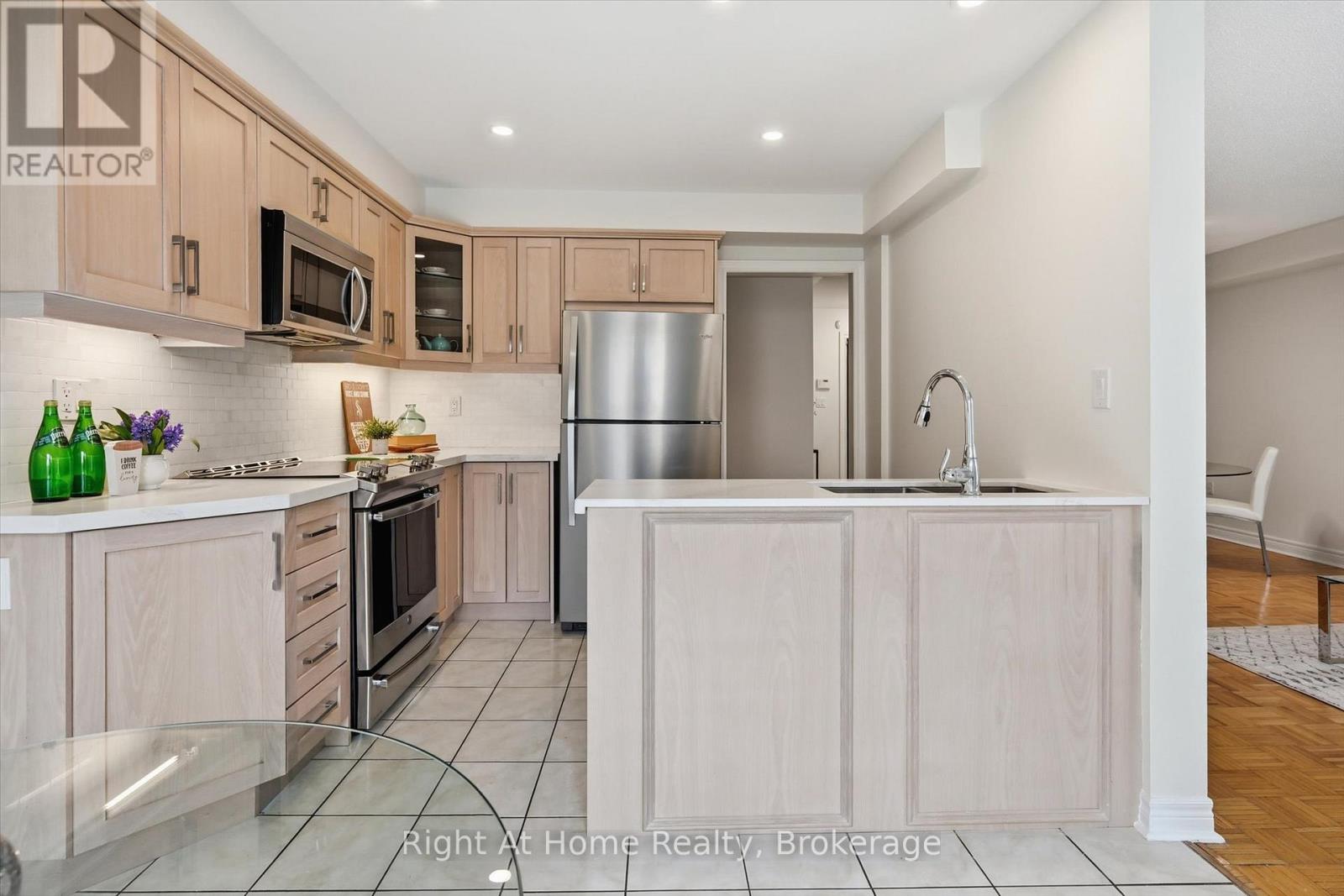 2255 Hummingbird Way, Oakville, Ontario  L6M 3Z7 - Photo 5 - W12896264