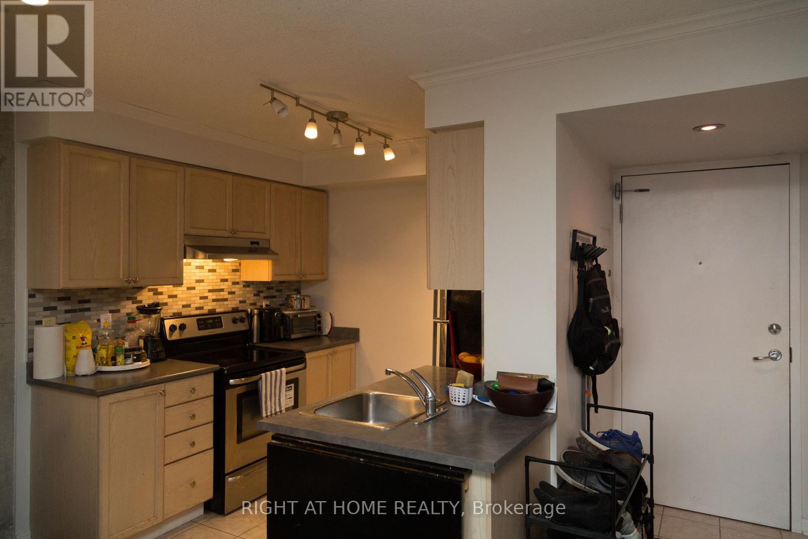 1018 - 1029 King Street W, Toronto, Ontario  M6K 3M9 - Photo 8 - C12896330