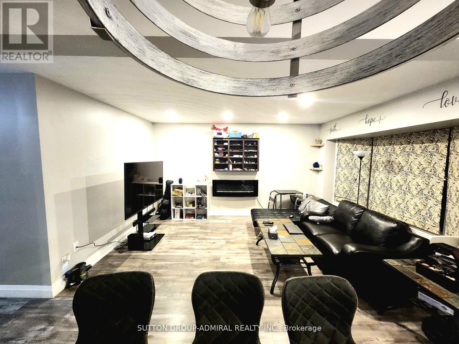 602 Dean Avenue, Oshawa, Ontario  L1H 3E9 - Photo 2 - E12896260