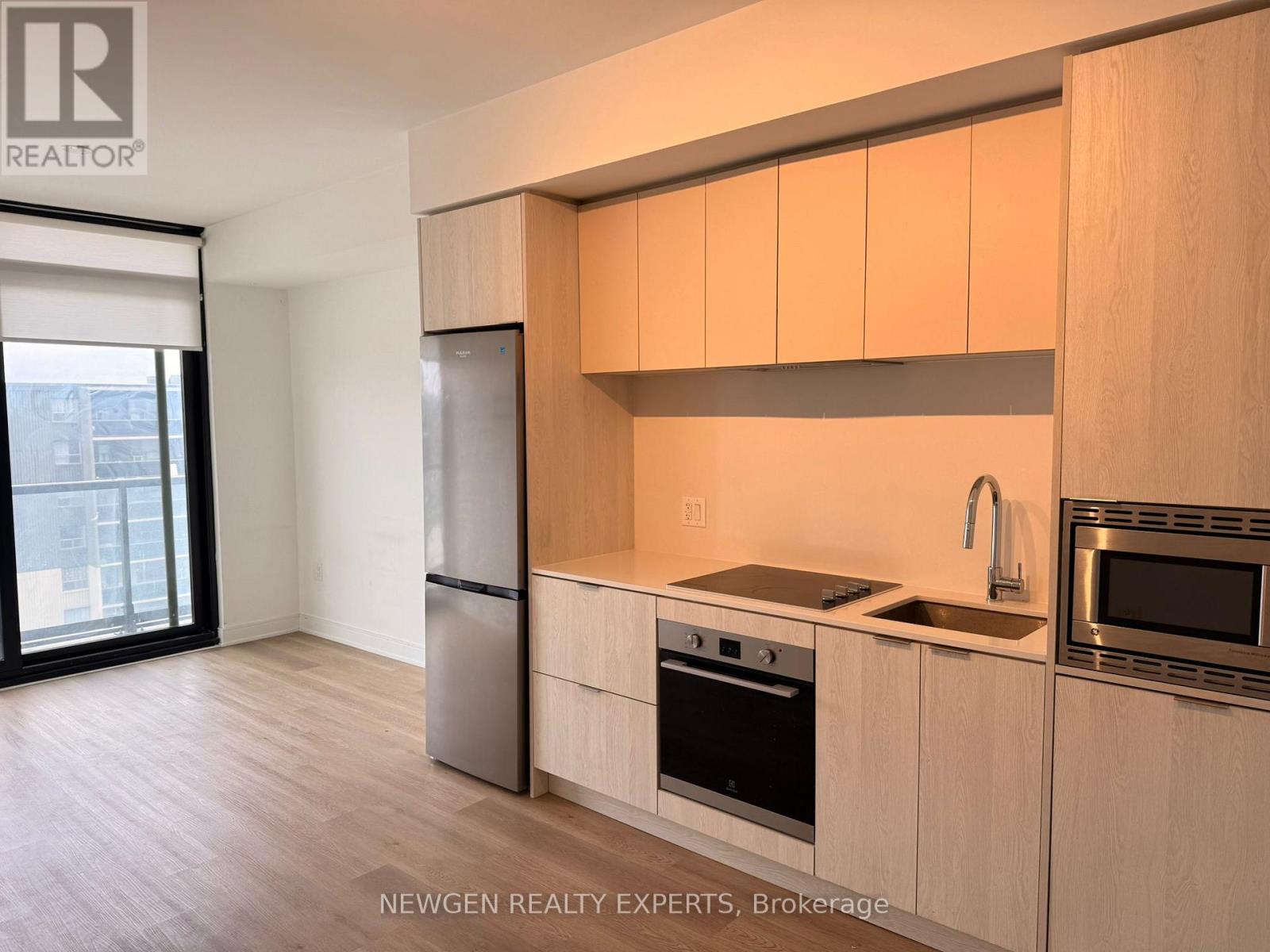 1009 - 86 Dundas Street E, Mississauga, Ontario  L5A 0B1 - Photo 2 - W12896352