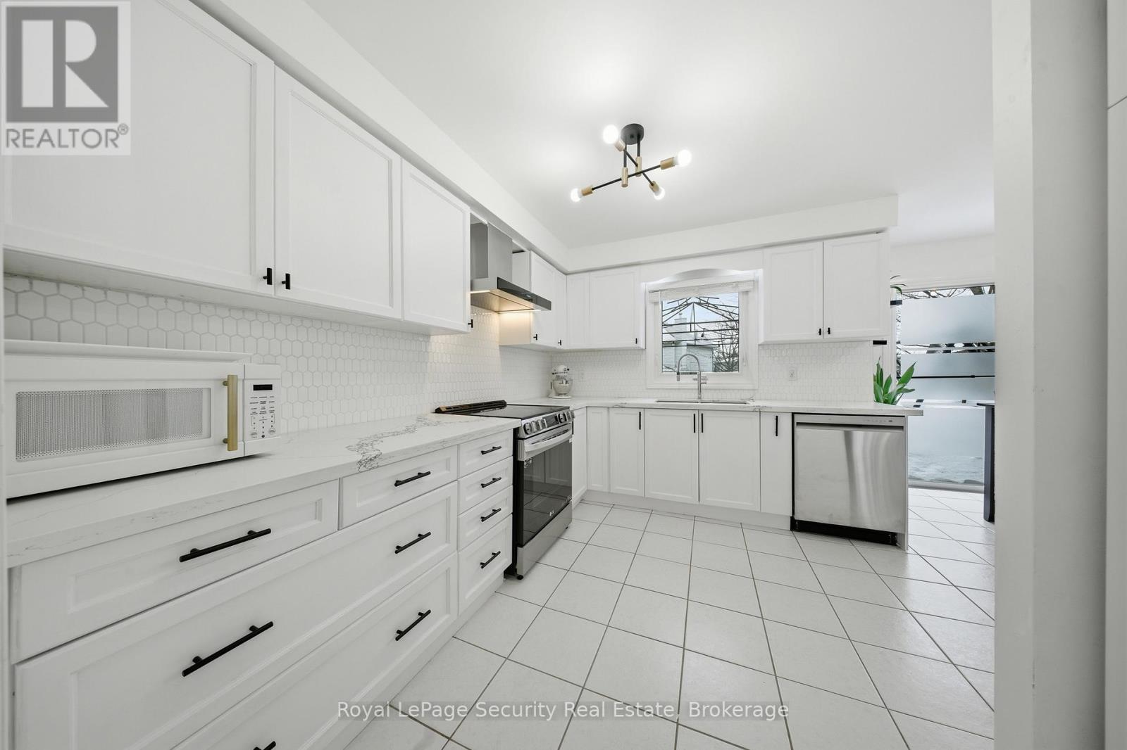 122 Browning Trail, Barrie, Ontario  L4N 6R3 - Photo 16 - S12894752