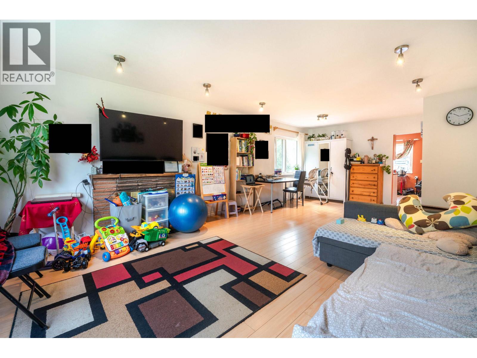 2216 E 41st Avenue, Vancouver, British Columbia  V5P 1L6 - Photo 3 - R3085346