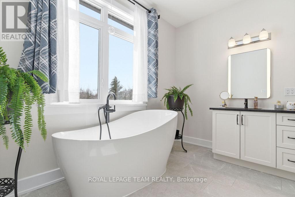 80 Raymond Luhta Crescent, Mcnab/braeside, Ontario  K7S 3G8 - Photo 34 - X12896474