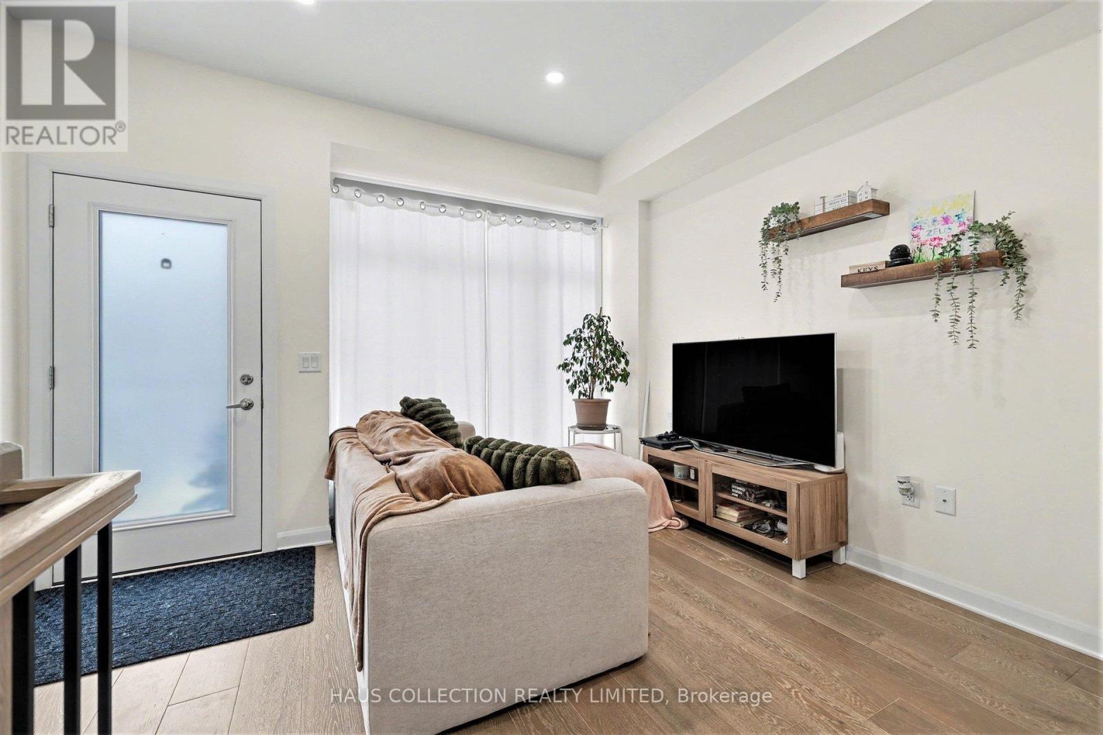 336 Foliage Private, Ottawa, Ontario  K2H 0C5 - Photo 2 - X12896432