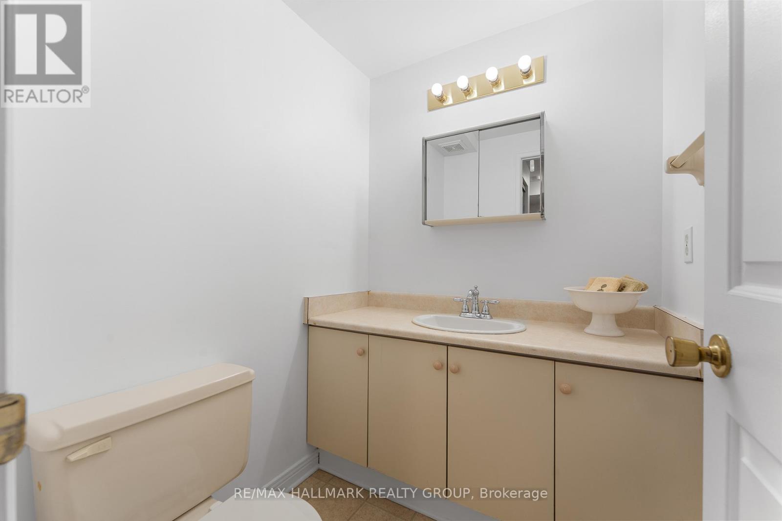 1916 Russell Road, Ottawa, Ontario  K1G 1L6 - Photo 7 - X12896576