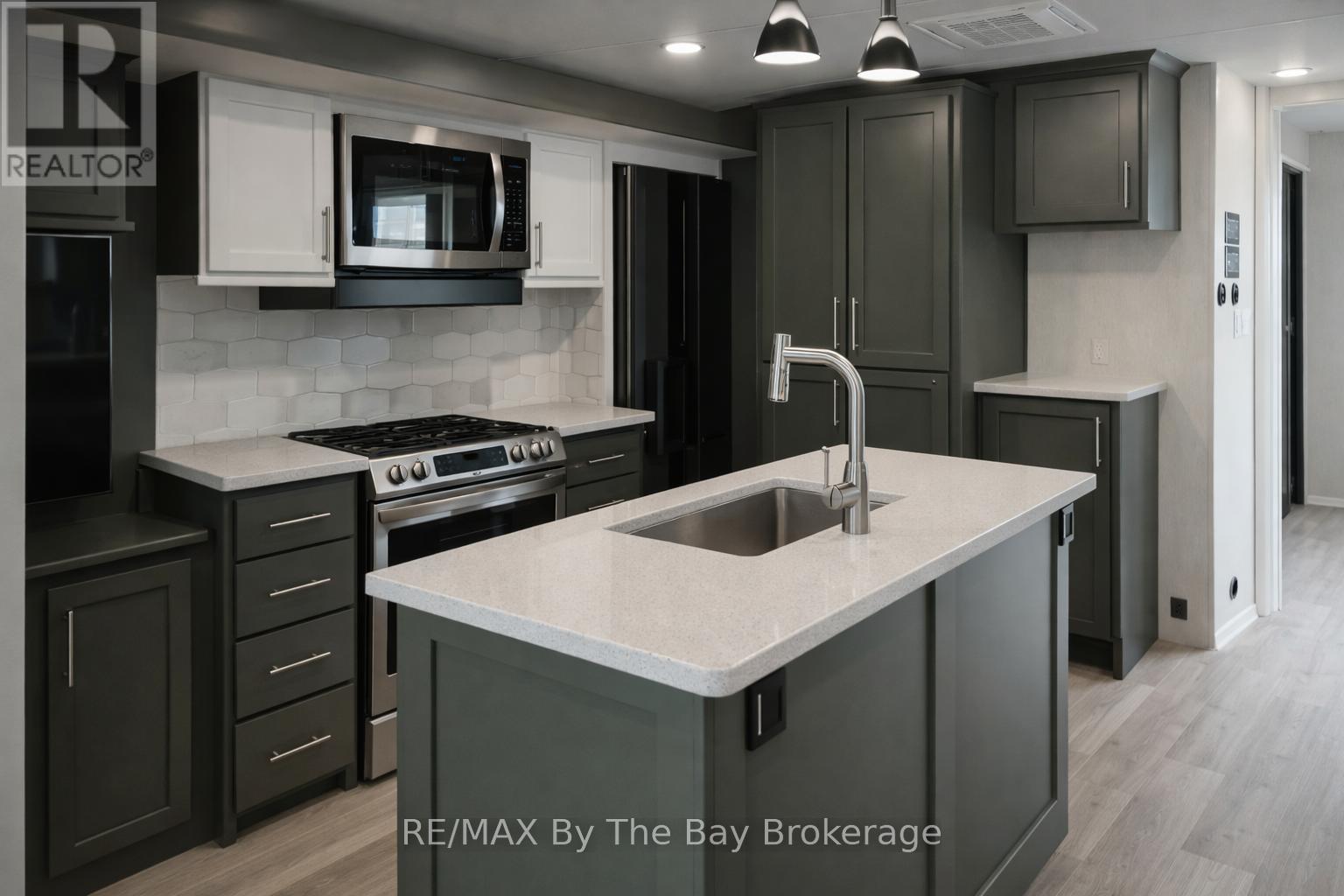 133 - 85 Theme Park Drive, Wasaga Beach, Ontario  L9Z 1X7 - Photo 2 - S12896406