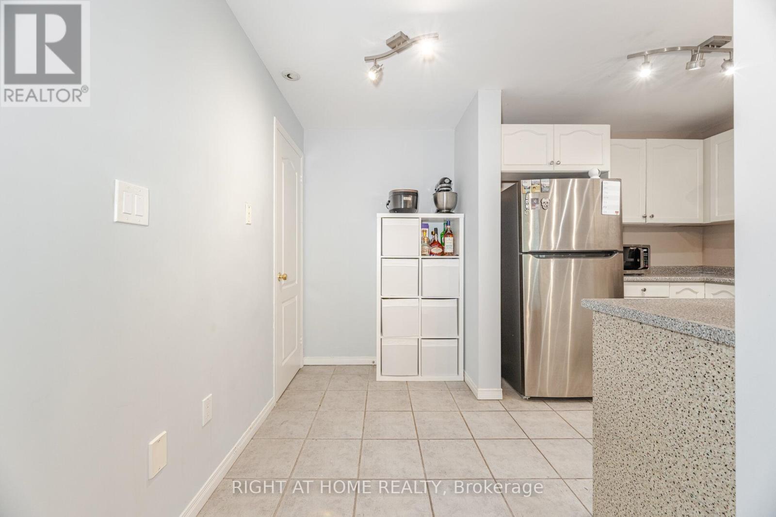 B18 - 108 Finch Avenue W, Toronto, Ontario  M2N 6W6 - Photo 11 - C12896390