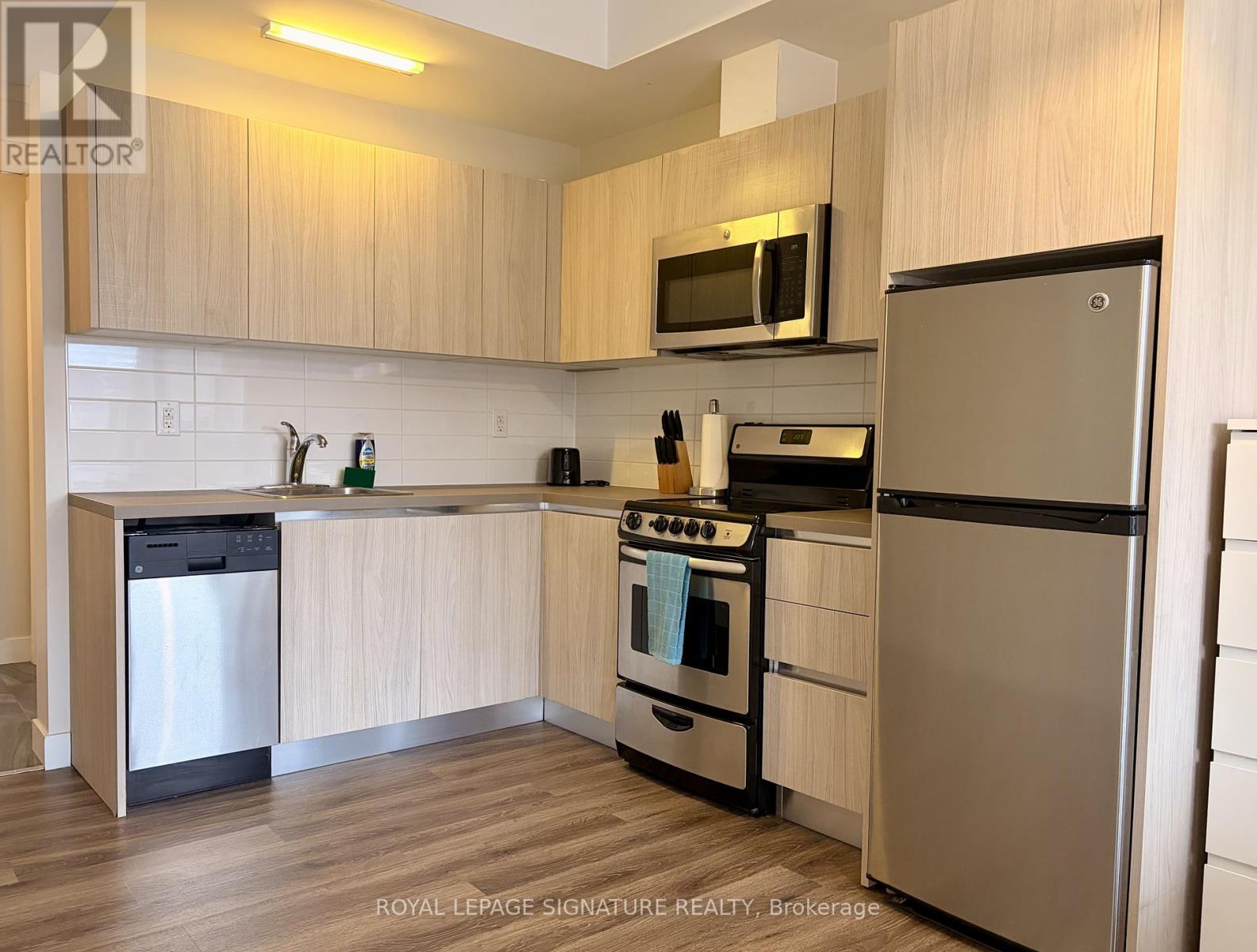 201 - 335 College Street, Toronto, Ontario  M5T 1S2 - Photo 2 - C12896412