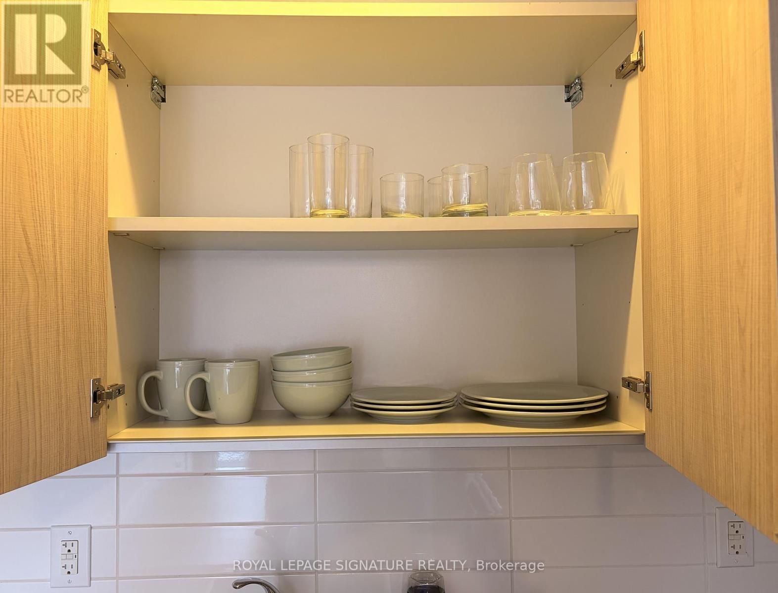 201 - 335 College Street, Toronto, Ontario  M5T 1S2 - Photo 3 - C12896412