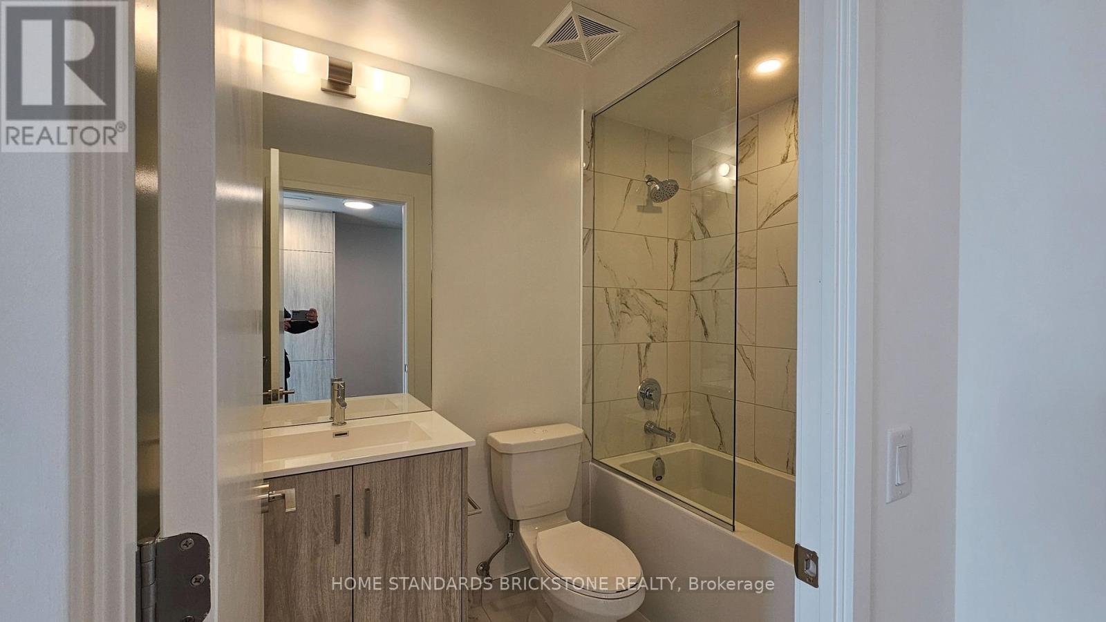 3211 - 180 Front Street E, Toronto, Ontario  M5A 0A9 - Photo 9 - C12896506