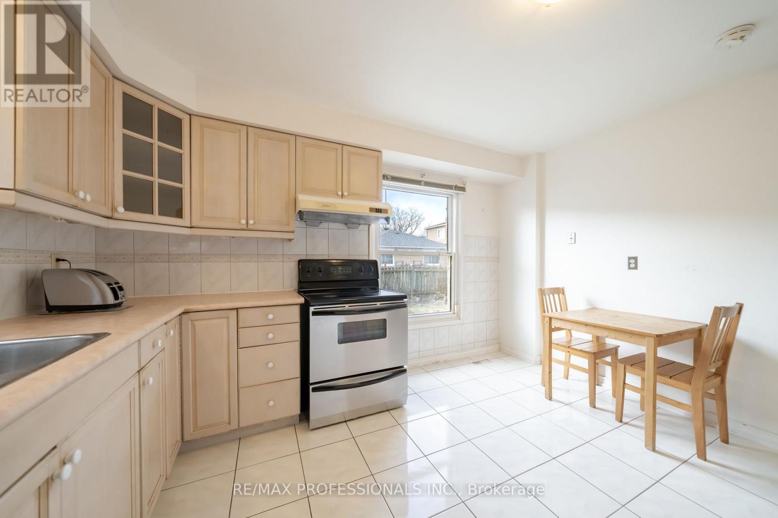 23 Jacob Fisher Drive, Toronto, Ontario  M1B 4K3 - Photo 12 - E12896374