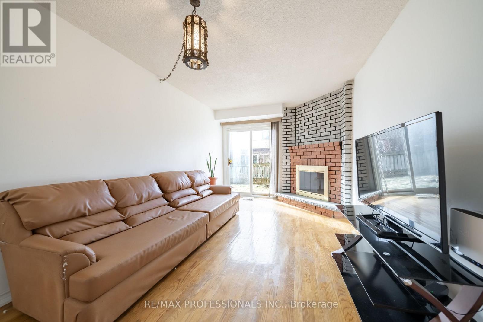 23 Jacob Fisher Drive, Toronto, Ontario  M1B 4K3 - Photo 14 - E12896374