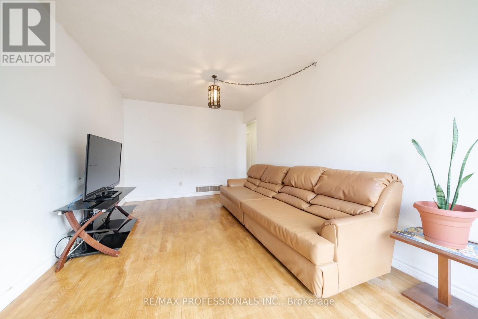 23 Jacob Fisher Drive, Toronto, Ontario  M1B 4K3 - Photo 15 - E12896374