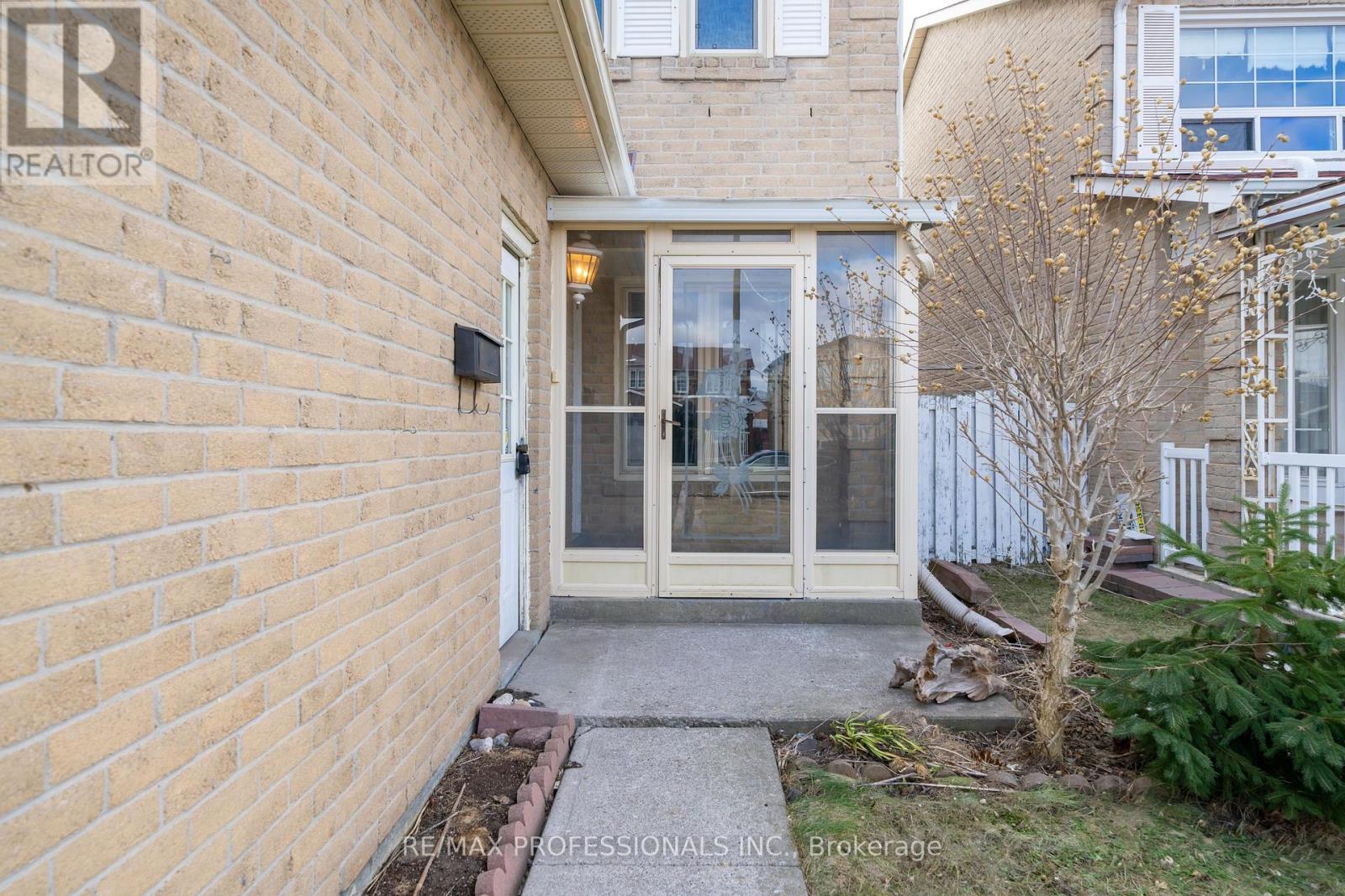 23 Jacob Fisher Drive, Toronto, Ontario  M1B 4K3 - Photo 2 - E12896374