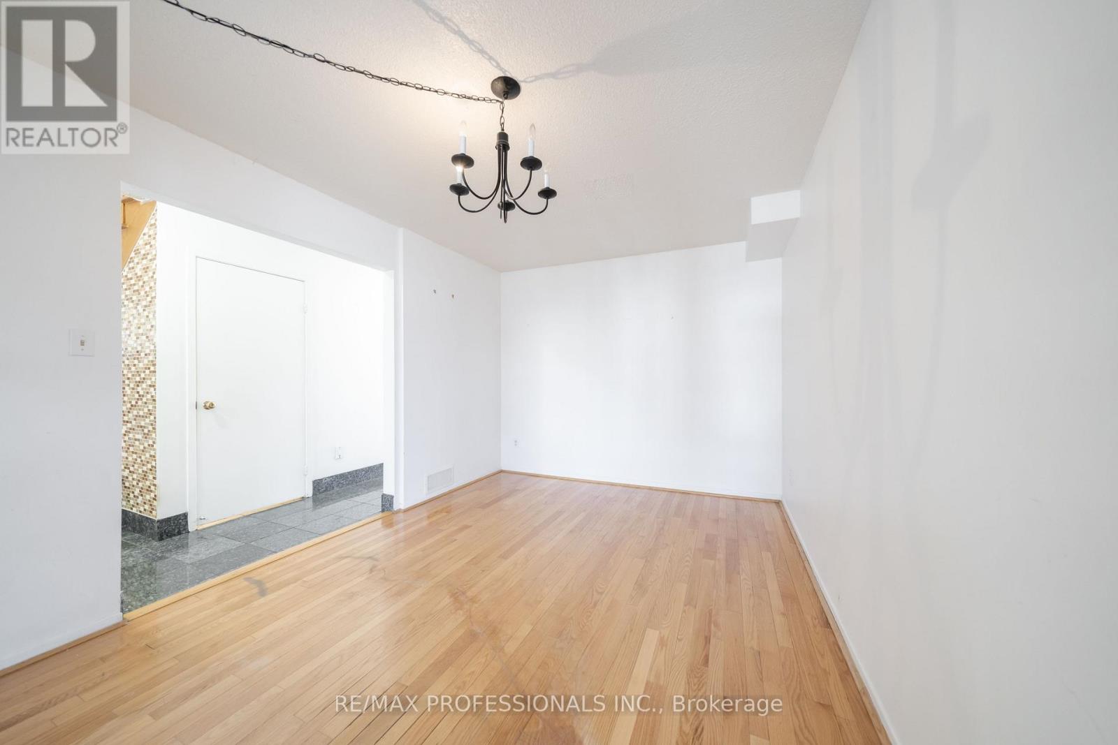 23 Jacob Fisher Drive, Toronto, Ontario  M1B 4K3 - Photo 6 - E12896374