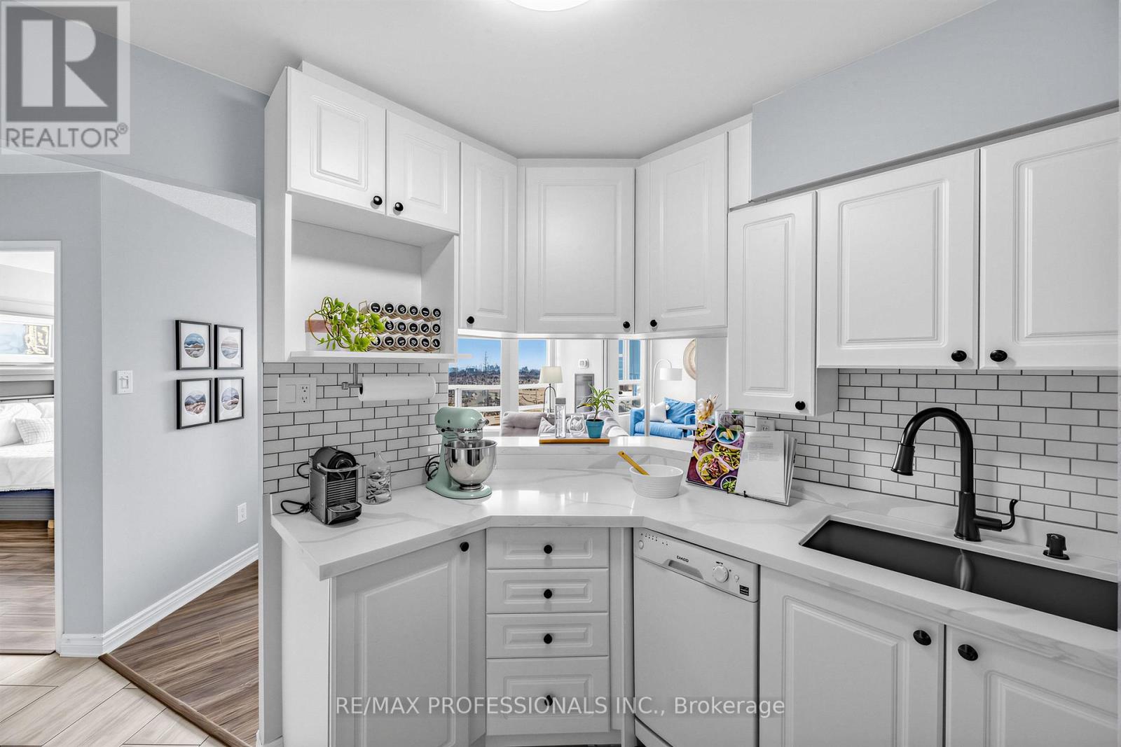 1410 - 50 Kingsbridge Garden Circle, Mississauga, Ontario  L5R 1Y2 - Photo 5 - W12896400