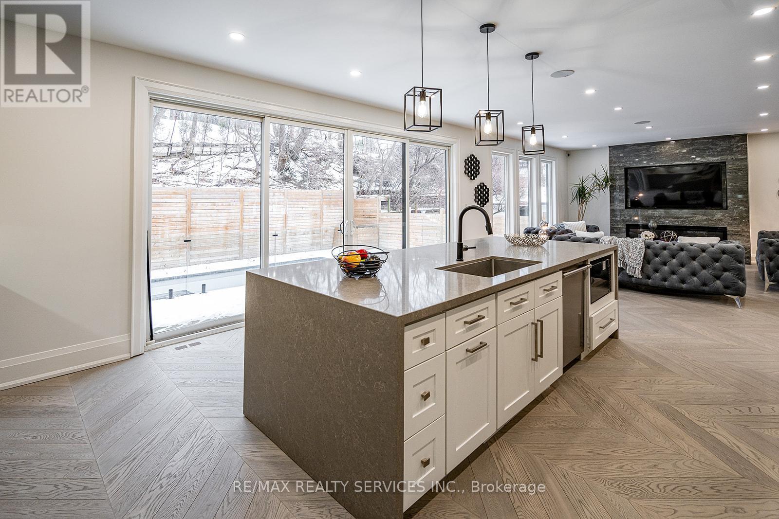 3 Bonnyview Drive, Toronto, Ontario  M8Y 3G5 - Photo 14 - W12896456