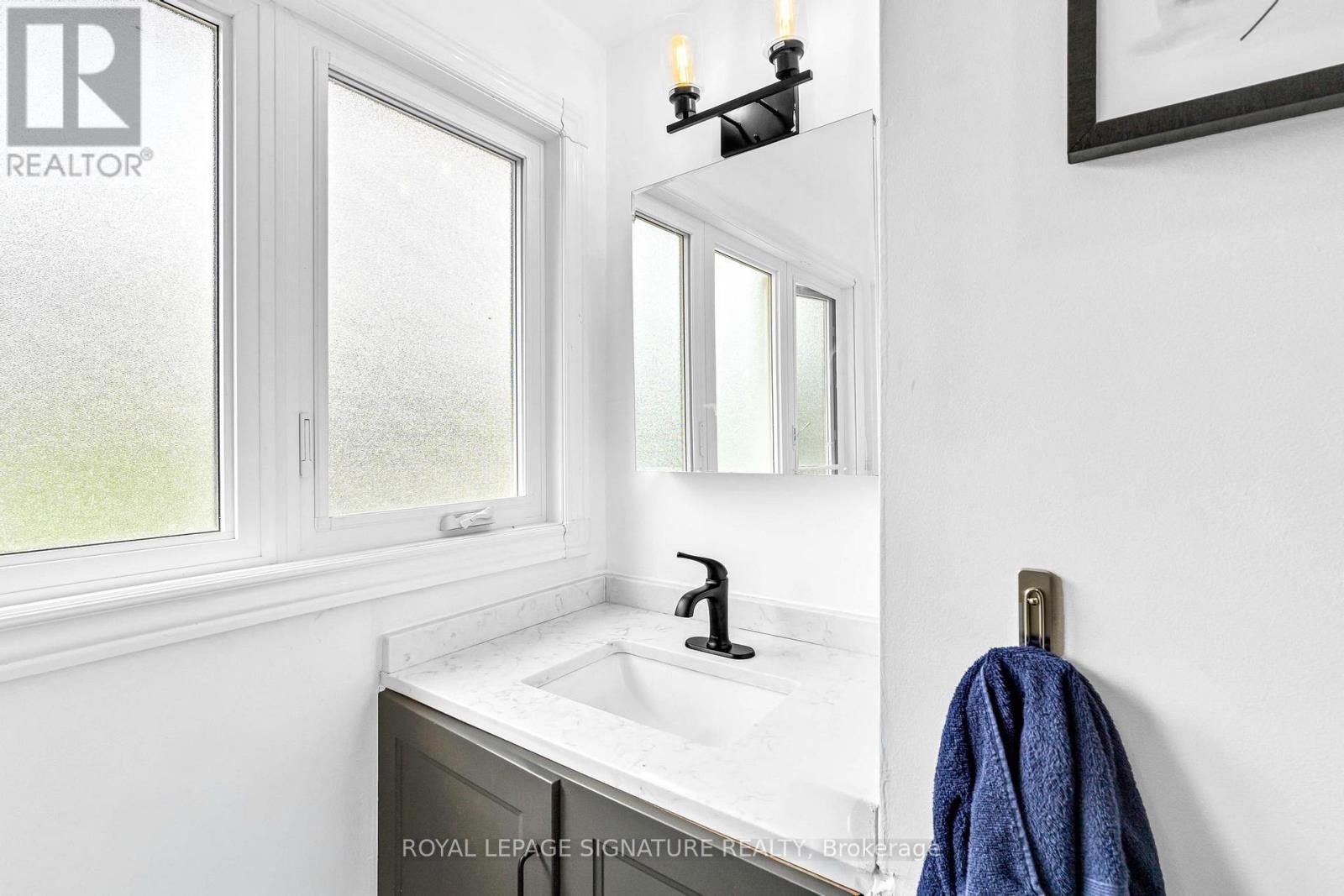 5273 Banting Court E, Burlington, Ontario  L7L 2Z4 - Photo 20 - W12896516