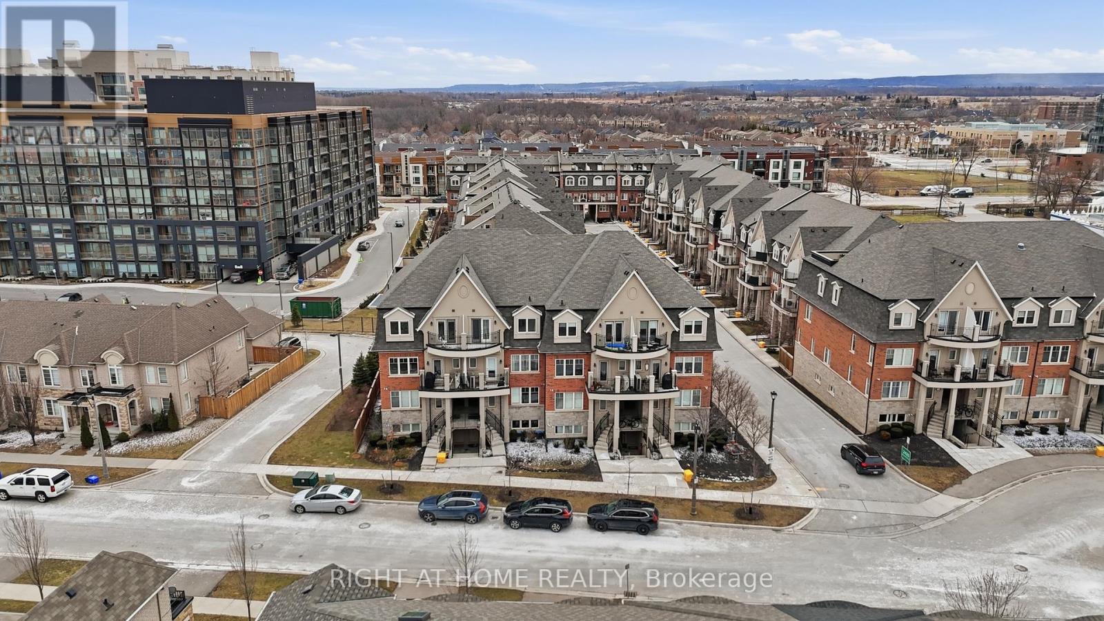 20-04 - 2420 Baronwood Drive, Oakville, Ontario  L6M 0X6 - Photo 3 - W12896520