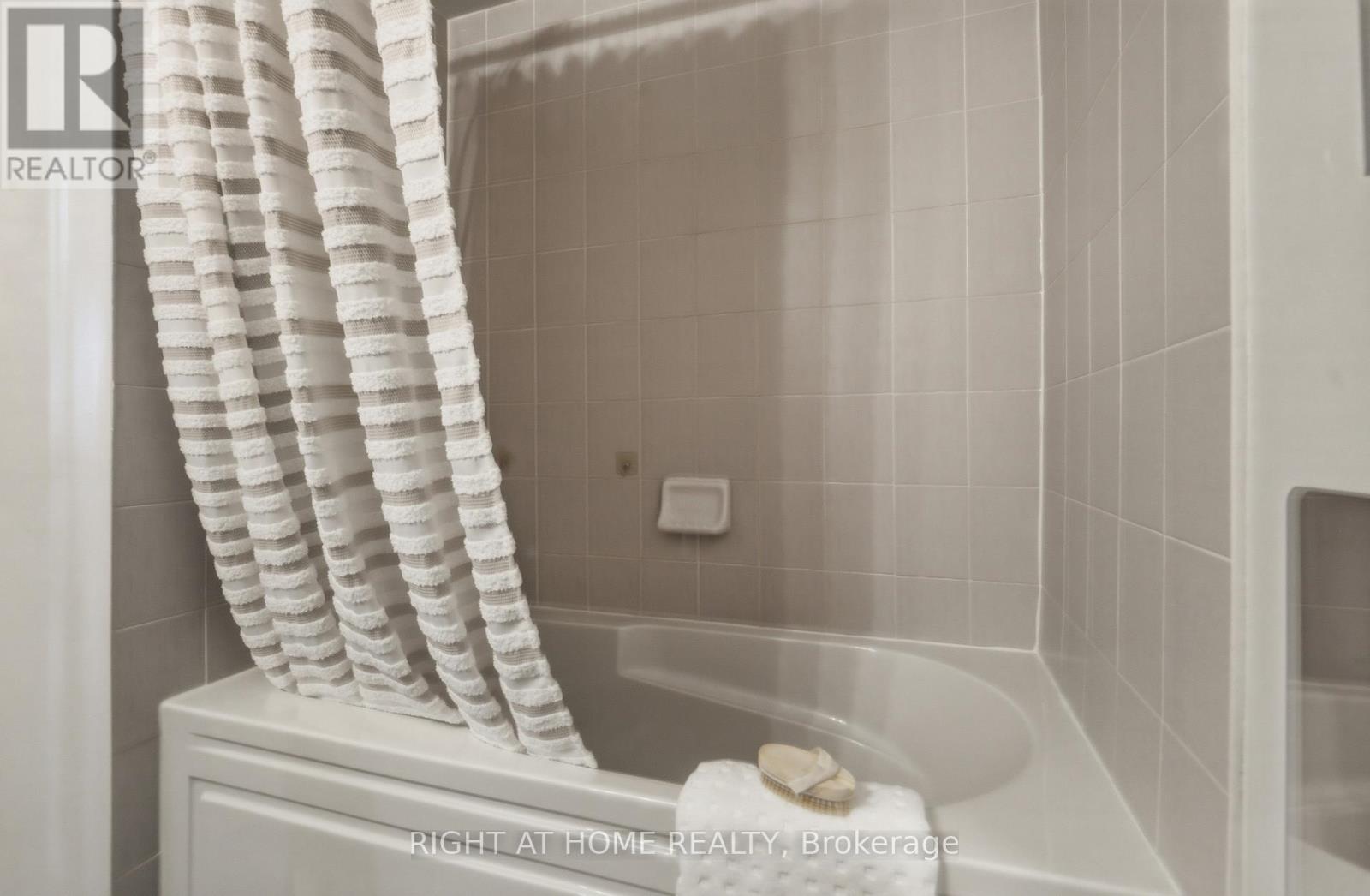 20-04 - 2420 Baronwood Drive, Oakville, Ontario  L6M 0X6 - Photo 31 - W12896520